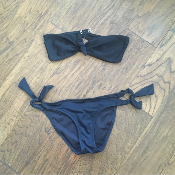 2 Bikini Tops + Bottom 👙 - Picture 1 of 2